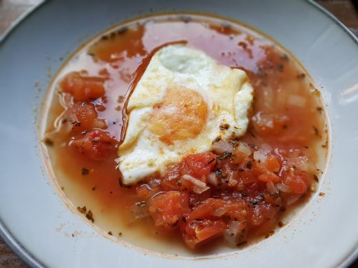 Pomidorowo-cebulowa zupa z jajkiem – kuchnia maderska