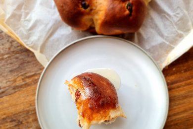 Angielskie wielkanocne gorące bułeczki z krzyżem zwane hot-cross buns