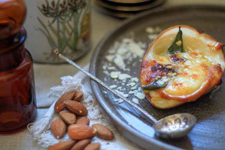 Gruszki zapiekane z Halloumi i szałwią